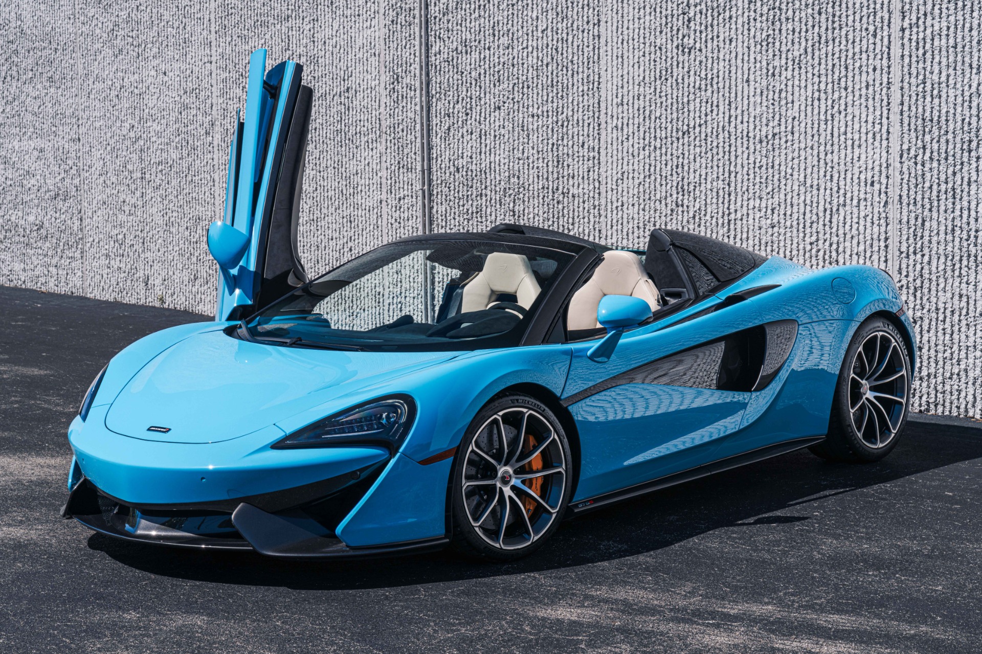 Used 2018 McLaren 570S Spider in Curacao Blue w/ the Lux Pack + Carbon ...